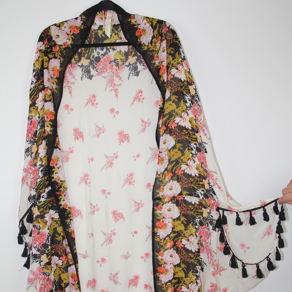 Free people Bali Wrapped in Blooms Shaw/Kimono